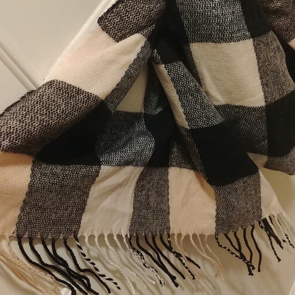 🎉2/$16 NEW True North Plaid Soft Check Scarf Black Baby Pink White - Picture 2 of 3